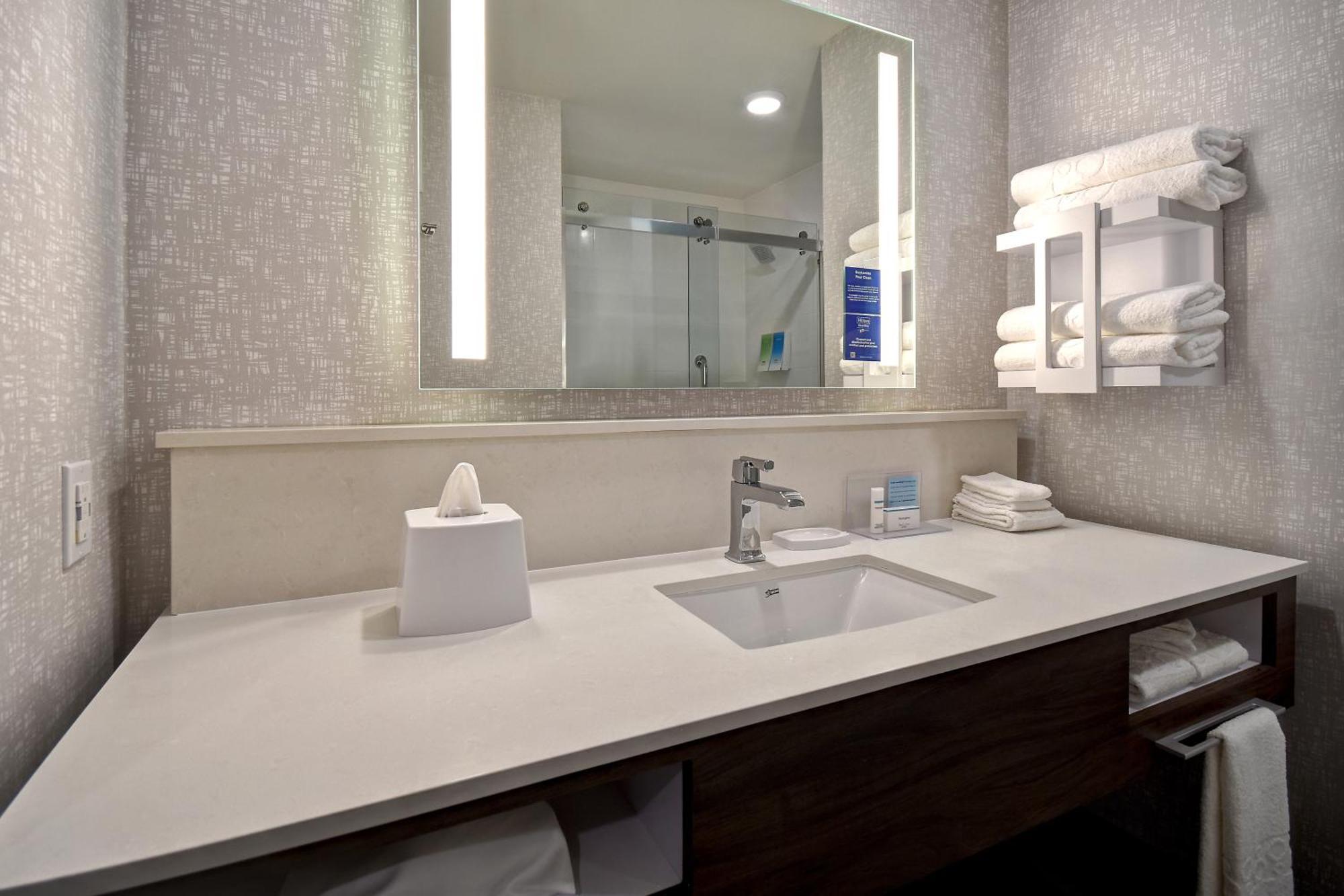 Hampton Inn & Suites Las Vegas Convention Center - No Resort Fee Exterior photo